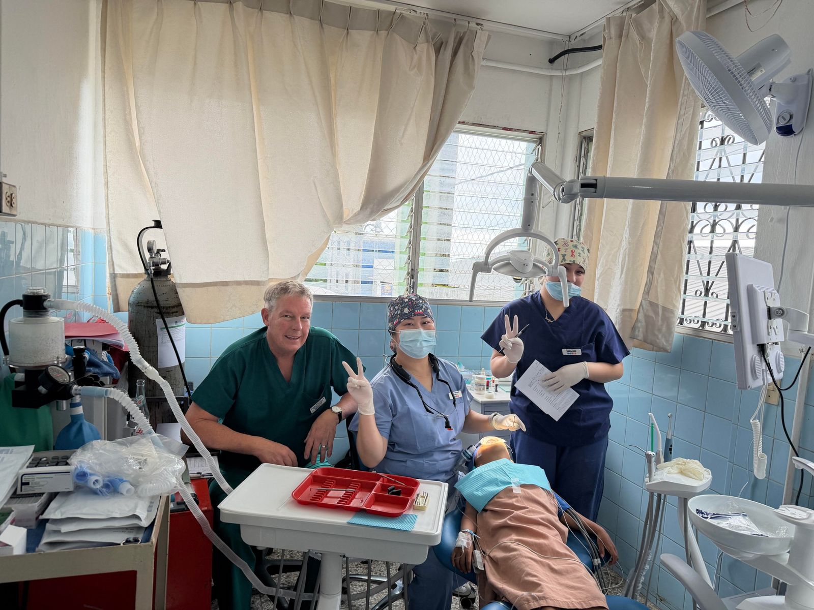 HDLF6-web A Snug Dental dentist and anesthesiologist working alongside the local Hospital de la Familia team